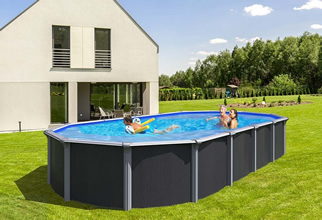 Foto della realizzazione di una piscina fuori terra in acciaio OSMOSE antracite