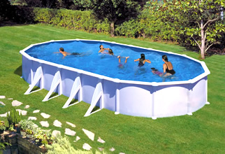 Foto della realizzazione di una piscina fuori terra in acciaio GRE bianca